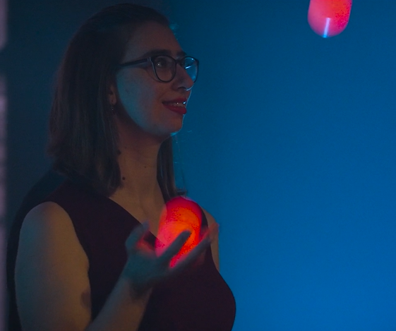 Jongleurin Christina-Anna Senser LED Ball Jonglage LED Ball Jonglage