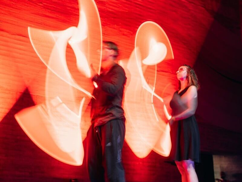 Jongleurin Christina-Anna Senser LED Keulen, Jonglage Foto von UR/Julia Dragan LED Keulen Jonglage in Regensburg