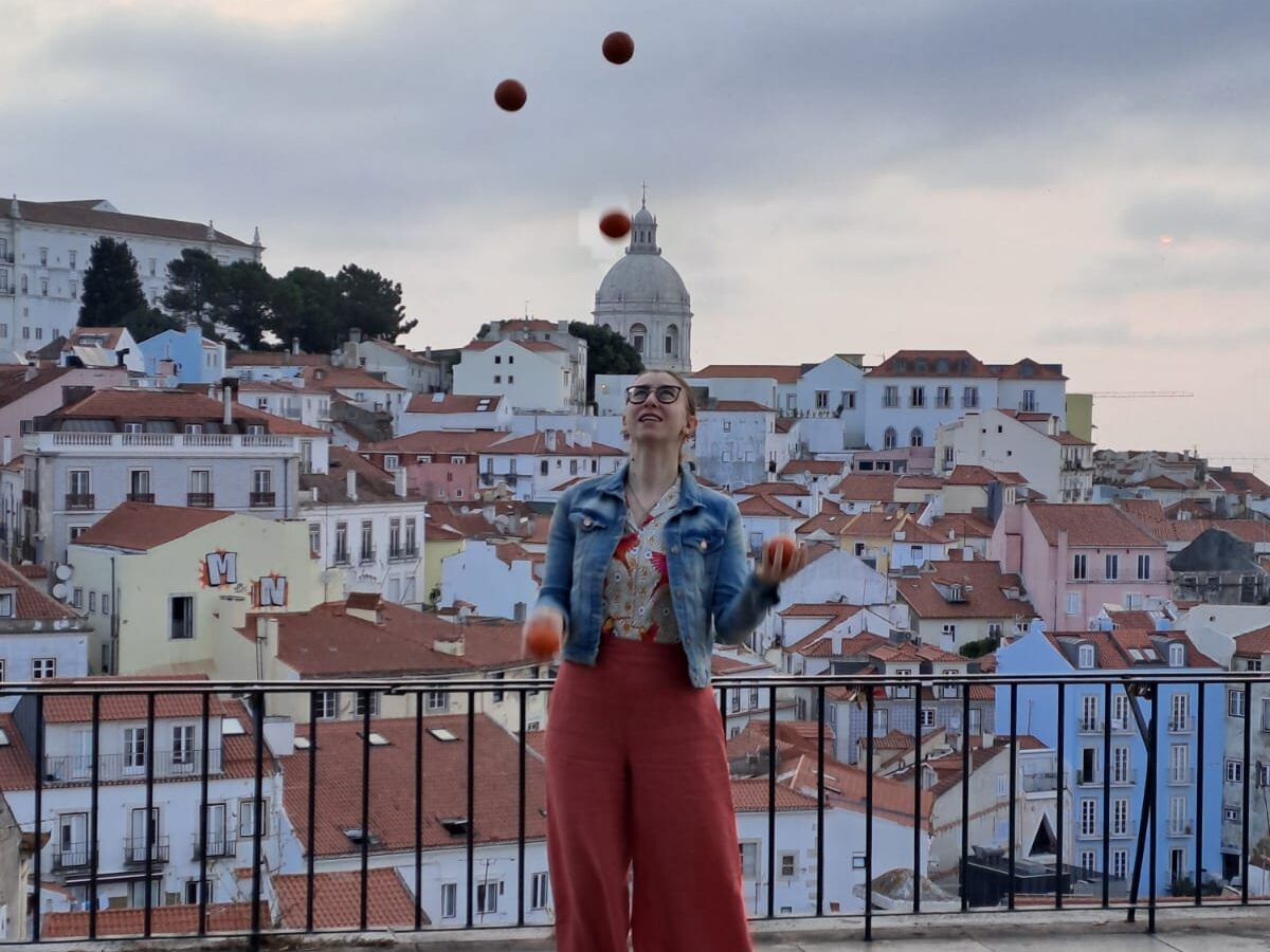 Jongleurin Christina-Anna Senser klassische Ball Jonglage 5 Ball Jonglage